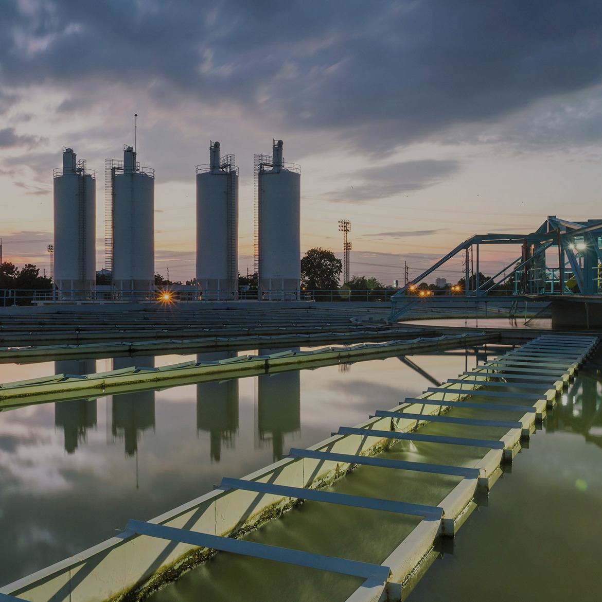 Tanques de tratamento de efluentes ao entardecer